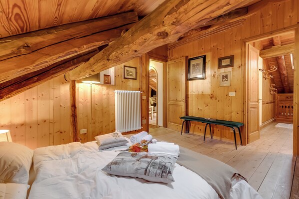 Nhà dành cho gia đình, 4 phòng ngủ, 2 phòng tắm (La Baita 1800 Ski In Ski Out) | 4 phòng ngủ, khu vực làm việc phù hợp cho laptop 