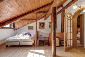 Family House, 4 Bedrooms, 2 Bathrooms (La Baita 1800 Ski In Ski Out) | 4 bedrooms, laptop workspace, free WiFi, bed sheets - La Baita 1800 Ski In Ski Out (Claviere)