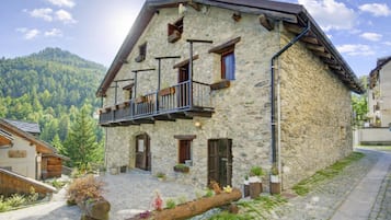 Family House, 4 Bedrooms, 2 Bathrooms (La Baita 1800 Ski In Ski Out) | Exterior