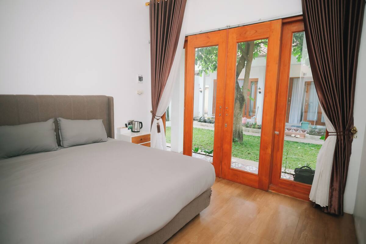 Family Pond View | Iron/ironing board (on request), WiFi (free), bed sheets