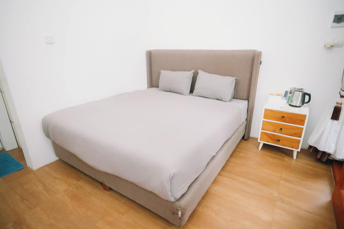 Double Room, 1 King Bed, Non Smoking, Courtyard View | Iron/ironing board (on request), WiFi (free), bed sheets