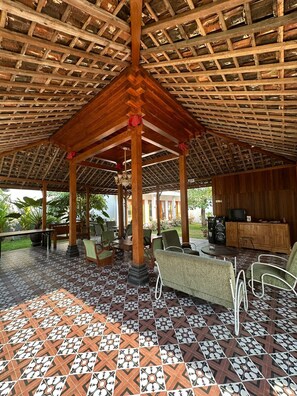 ฝ่ายต้อนรับ