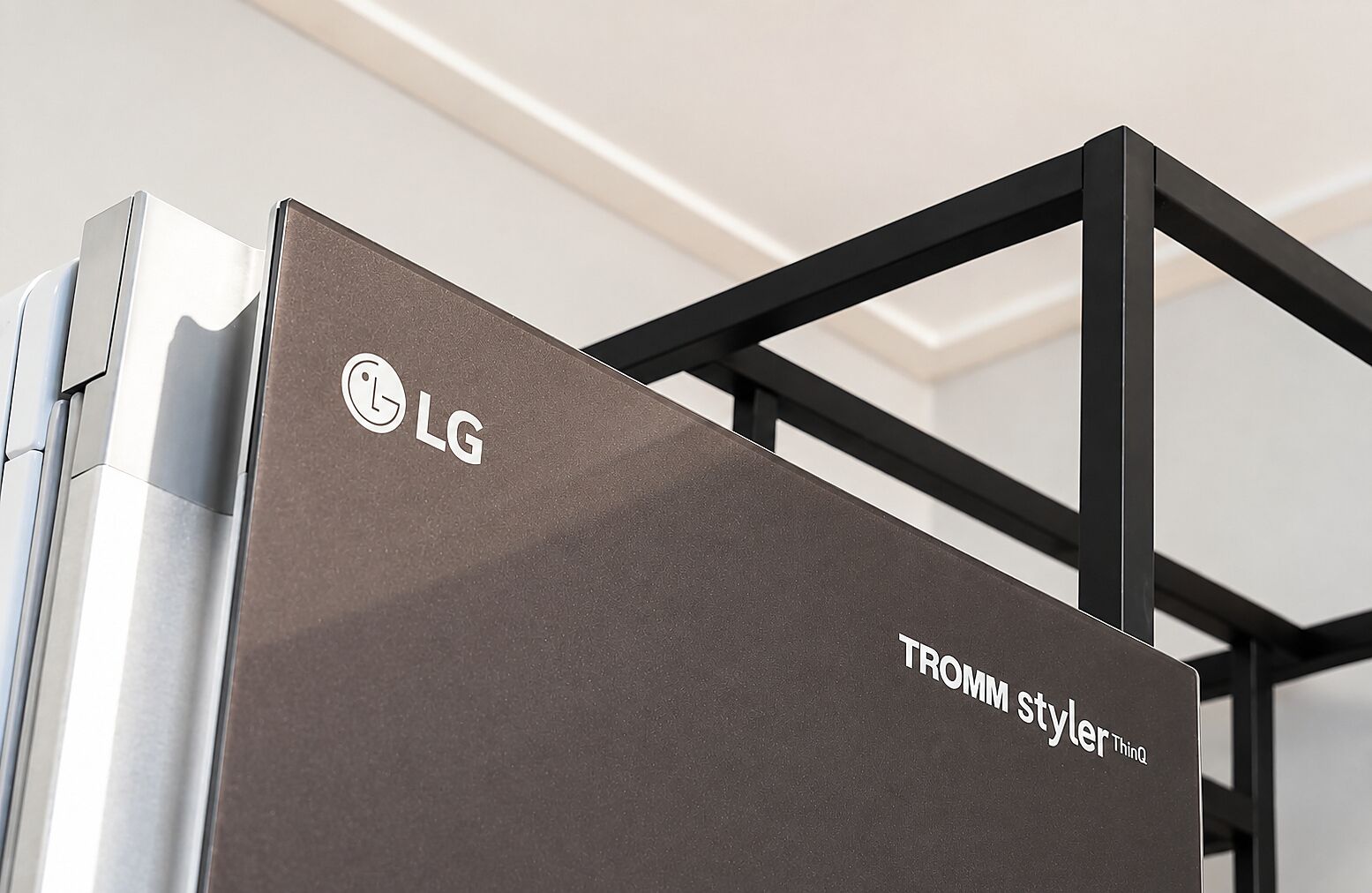 Un refrigerador LG negro con el nombre de modelo 'TROMM Styler ThinQ' en su lateral.