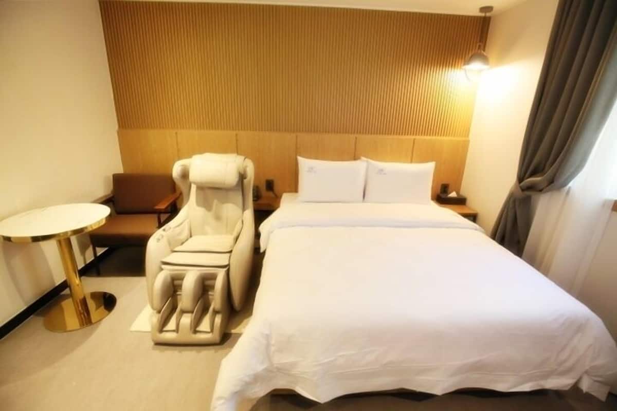 Premium Double Room, City View | Desk, blackout drapes, soundproofing, free WiFi