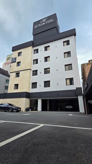 A multi-story hotel with a prominent sign reading 'It's Hotel'. - Its HOTEL (Jeonju)