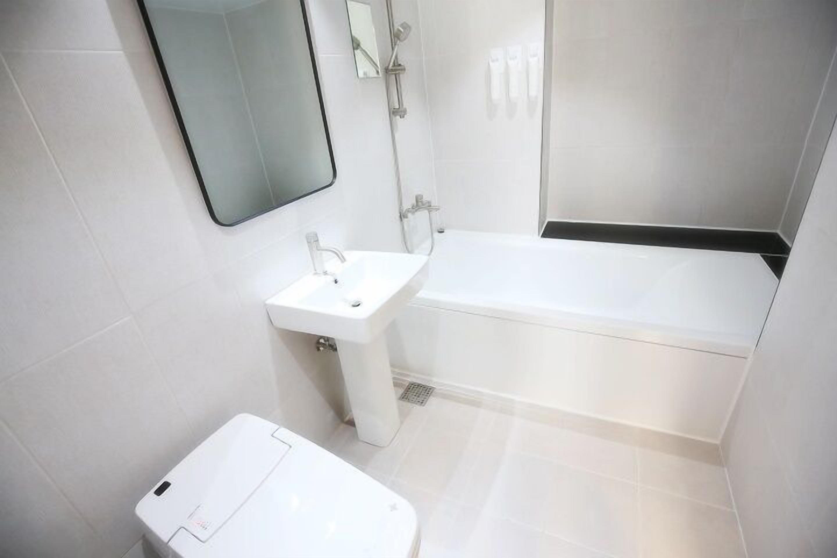 Deluxe Double Room, City View | Bathroom | Hair dryer, slippers, towels, soap
