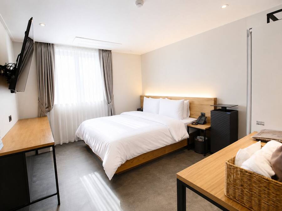 Deluxe Double Room, City View | Desk, blackout curtains, soundproofing, free WiFi