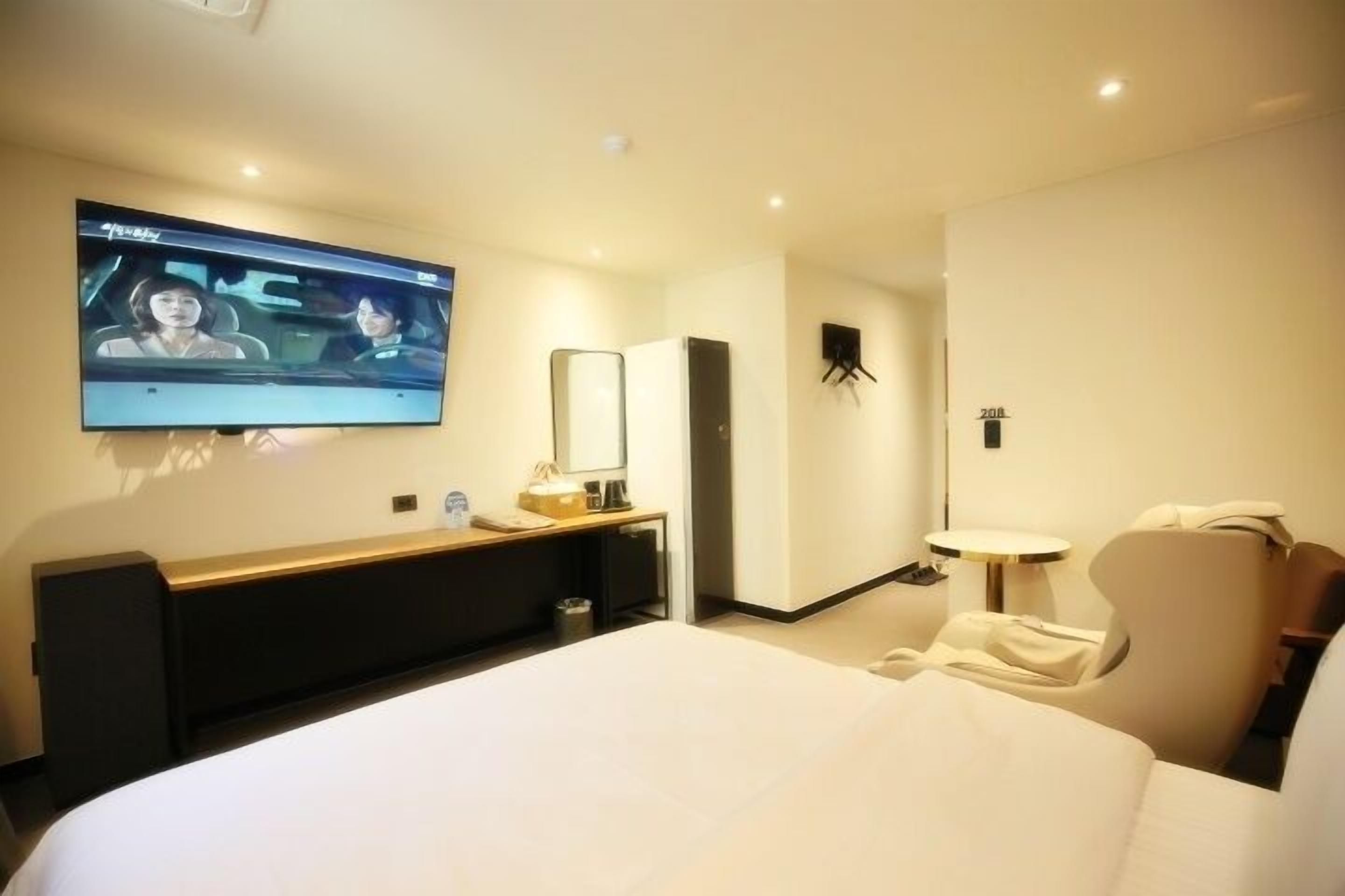 Premium Double Room, City View | Desk, blackout drapes, soundproofing, free WiFi