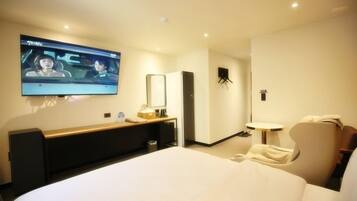 Premium Double Room, City View | Desk, blackout drapes, soundproofing, free WiFi