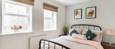 Habitación básica doble | Decoración personalizada, muebles diferentes y wifi gratis