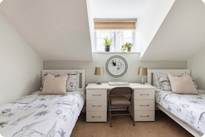 Economy Double or Twin Room | Individually decorated, individually furnished, free WiFi - Town center white house (Bournemouth)