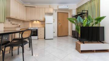 Stovetop, coffee/tea maker, toaster, cookware/dishes/utensils