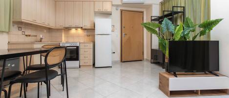 Stovetop, coffee/tea maker, toaster, cookware/dishes/utensils