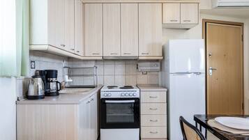 Stovetop, coffee/tea maker, toaster, cookware/dishes/utensils