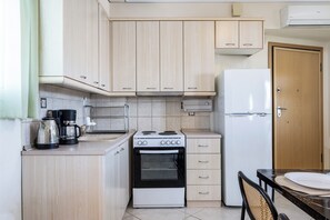 Stovetop, coffee/tea maker, toaster, cookware/dishes/utensils