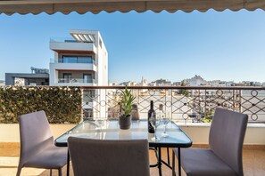 Outdoor dining - Houseloft Kalamaria Skyview (Thessaloniki)