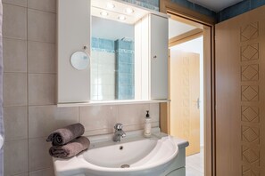 Shower, hair dryer, towels - Houseloft Kalamaria Skyview (Thessaloniki)