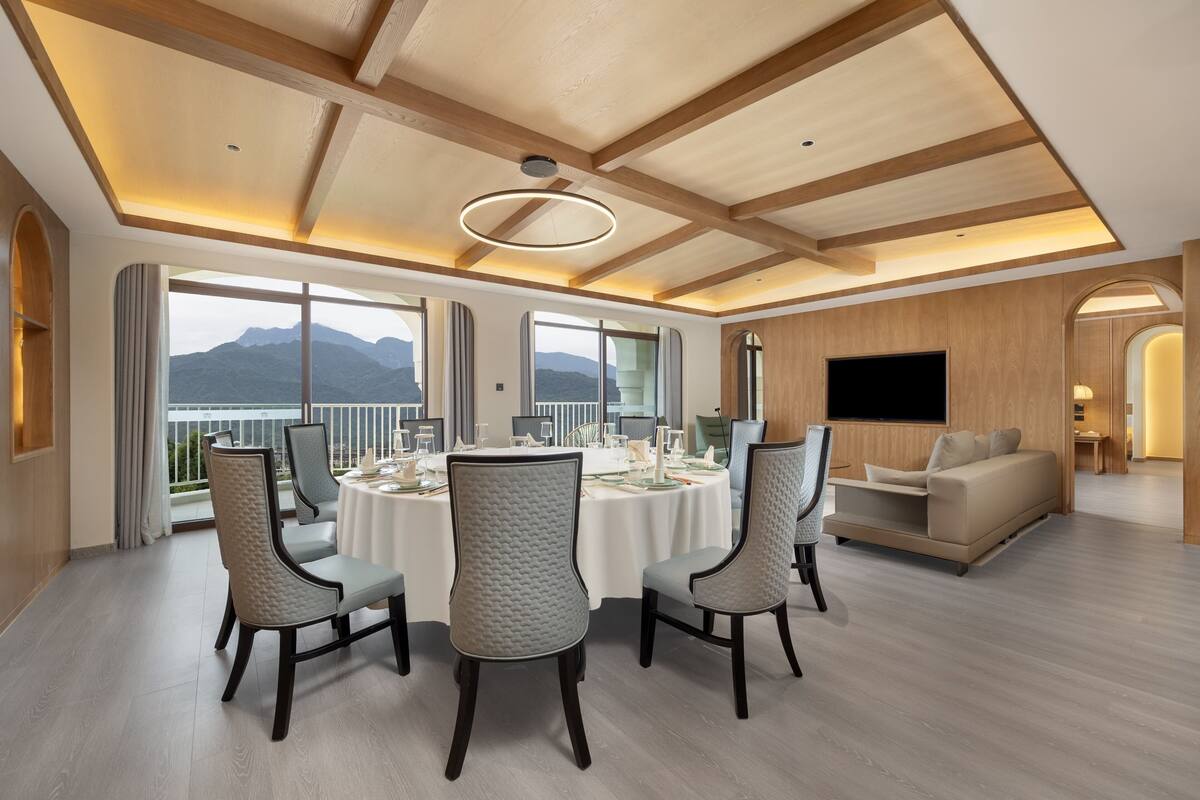Executive Suite, Balcony, Lake View | In-room dining