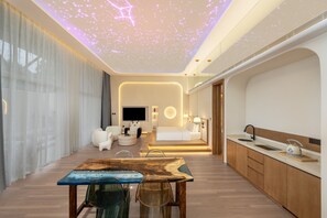 Family Suite, Patio | Iron/ironing board, free WiFi - skyline (Leshan)
