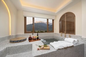 Sèche-cheveux, serviettes fournies, savon, shampoing