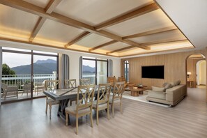 Executive Suite, Balcony, Lake View | In-room dining