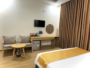 Minibar, desk, free WiFi, bed sheets - White Hotel (Vinh)