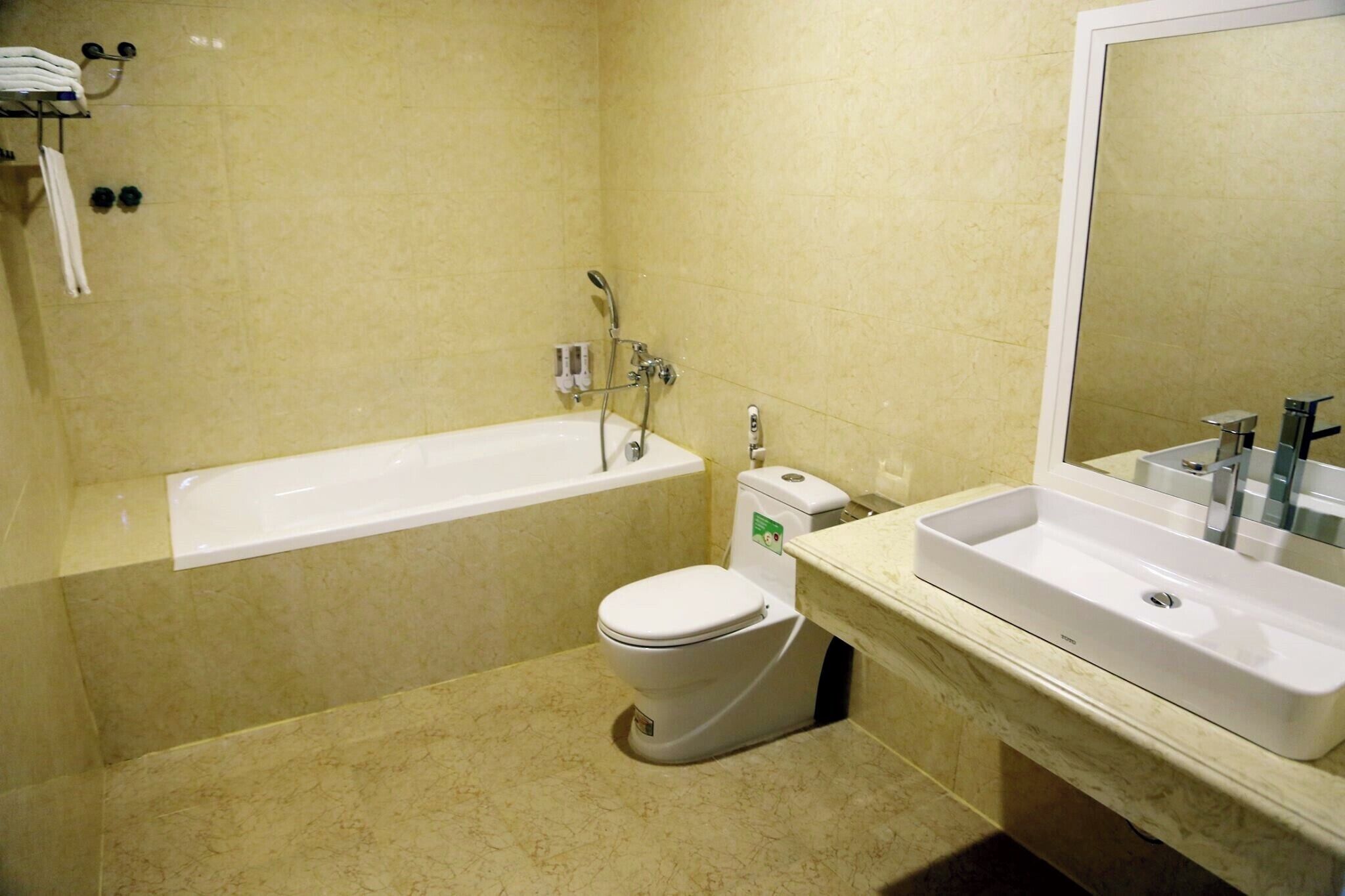 Deluxe-Vierbettzimmer | Badezimmer | Kostenlose Toilettenartikel, Haartrockner, Handtücher, Seife