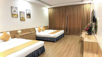 Quadruple Room | Bathroom | Free toiletries, hair dryer, towels, soap