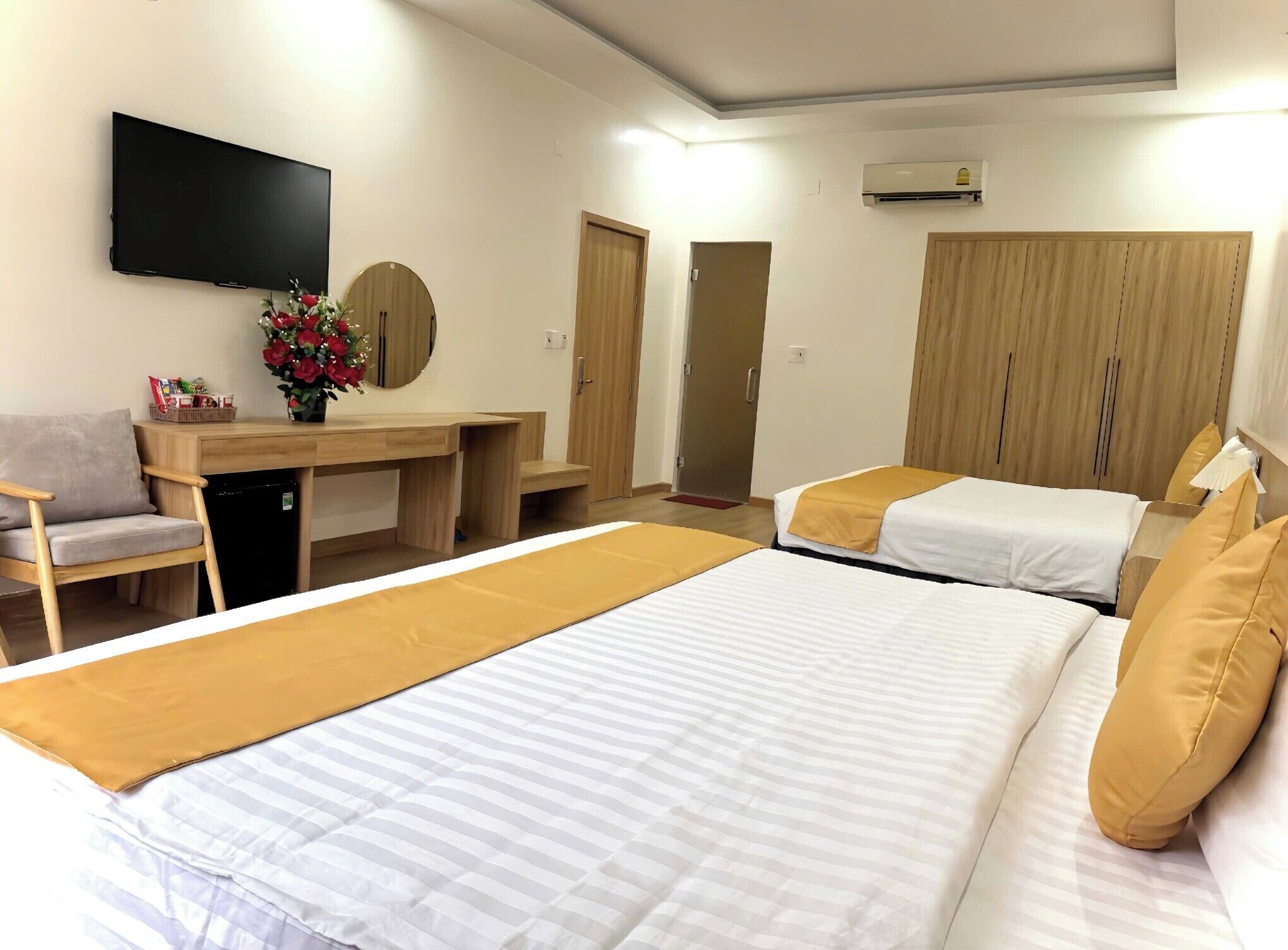 Quadruple Room | Minibar, desk, free WiFi, bed sheets