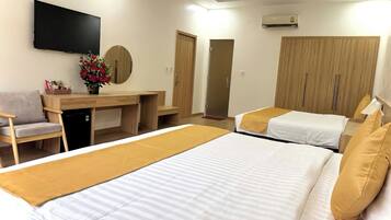 Quadruple Room | Minibar, desk, free WiFi, bed sheets