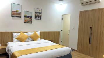 Double Room | Minibar, desk, free WiFi, bed sheets