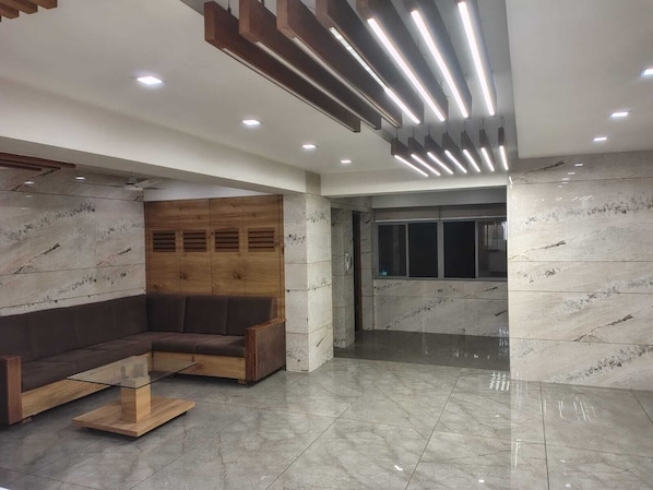 Lobby sitting area - HOTEL PRUDENT - Vadodra (Vadodara)