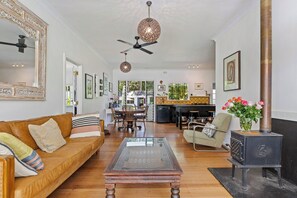 Smart TV - Classic Byron house. Walk to corner cafe and beach. Close to everything. (Byron Bay)