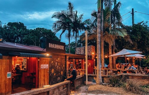 Classic Byron house. Walk to corner cafe and beach. Close to everything.