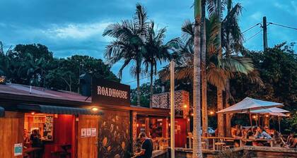 Classic Byron house. Walk to corner cafe and beach. Close to everything.