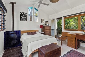 4 bedrooms, iron/ironing board, WiFi, bed sheets - Classic Byron house. Walk to corner cafe and beach. Close to everything. (Byron Bay)