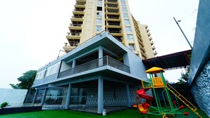 Een modern gebouw met een plat dak en een balkon.