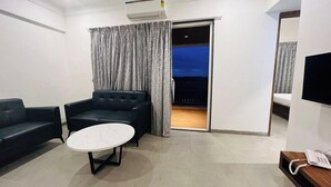 Deluxe studio suite, uitzicht op stad | Een strijkplank/strijkijzer, gratis wifi, beddengoed