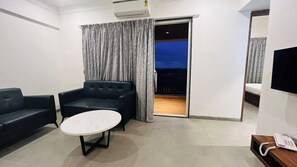 Deluxe studio suite, uitzicht op de stad | Een strijkplank/strijkijzer, gratis wifi, beddengoed