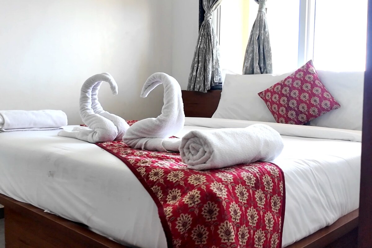 Deluxe Edge Mountain Garden | Iron/ironing board, free WiFi, bed sheets