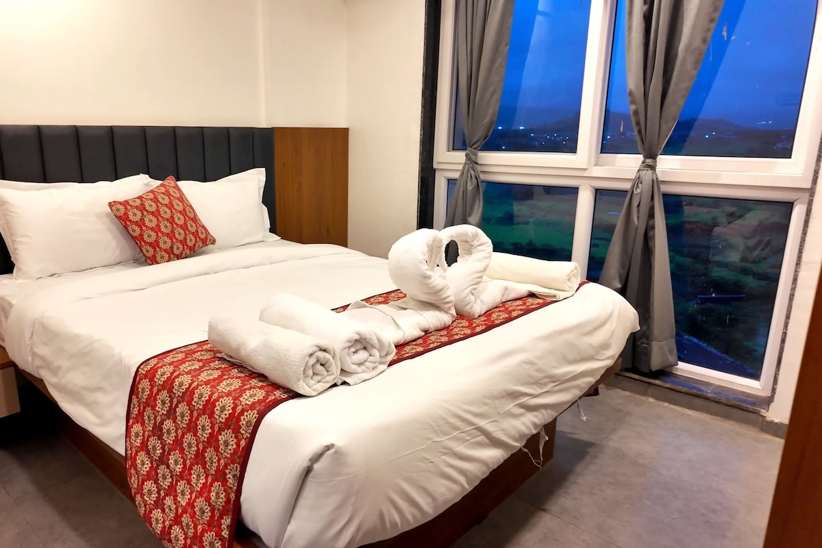 Presidential Suite with Bathtub | Iron/ironing board, free WiFi, bed sheets