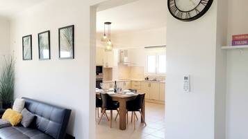 Smart-TV, Kamin, Tischtennisplatte