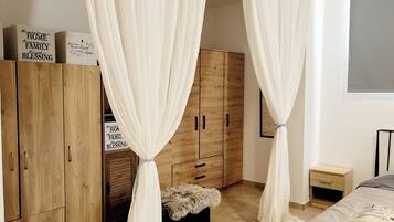 4 makuuhuonetta, työpöytÀ, silitysrauta/-lauta, vauvan matkasÀnky