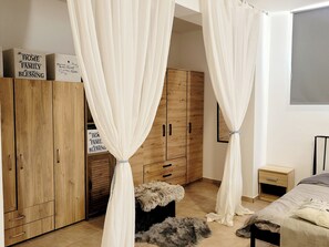 4 habitaciones, escritorio y tabla de planchar con plancha