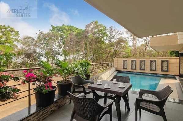 Outdoor pool - MERLOT SUITES (Alto de Porvorim)