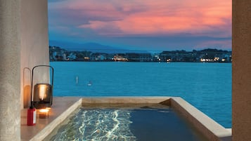 Habitación doble romántica, 1 cama Queen size, Terraza, vista al mar | Edredón y artículos del minibar gratis