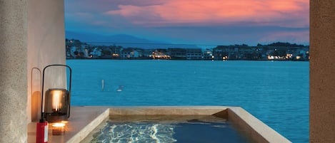 Doppia Romantica, 1 letto queen, terrazzo, vista mare | Copriletto in piuma, minibar con snack e bevande gratuite