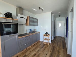 Frigorífico, horno, placa de cocina y lavavajillas