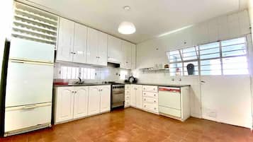 Microwave, oven, coffee/tea maker, electric kettle