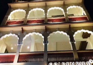 Vista frontal de la propiedad